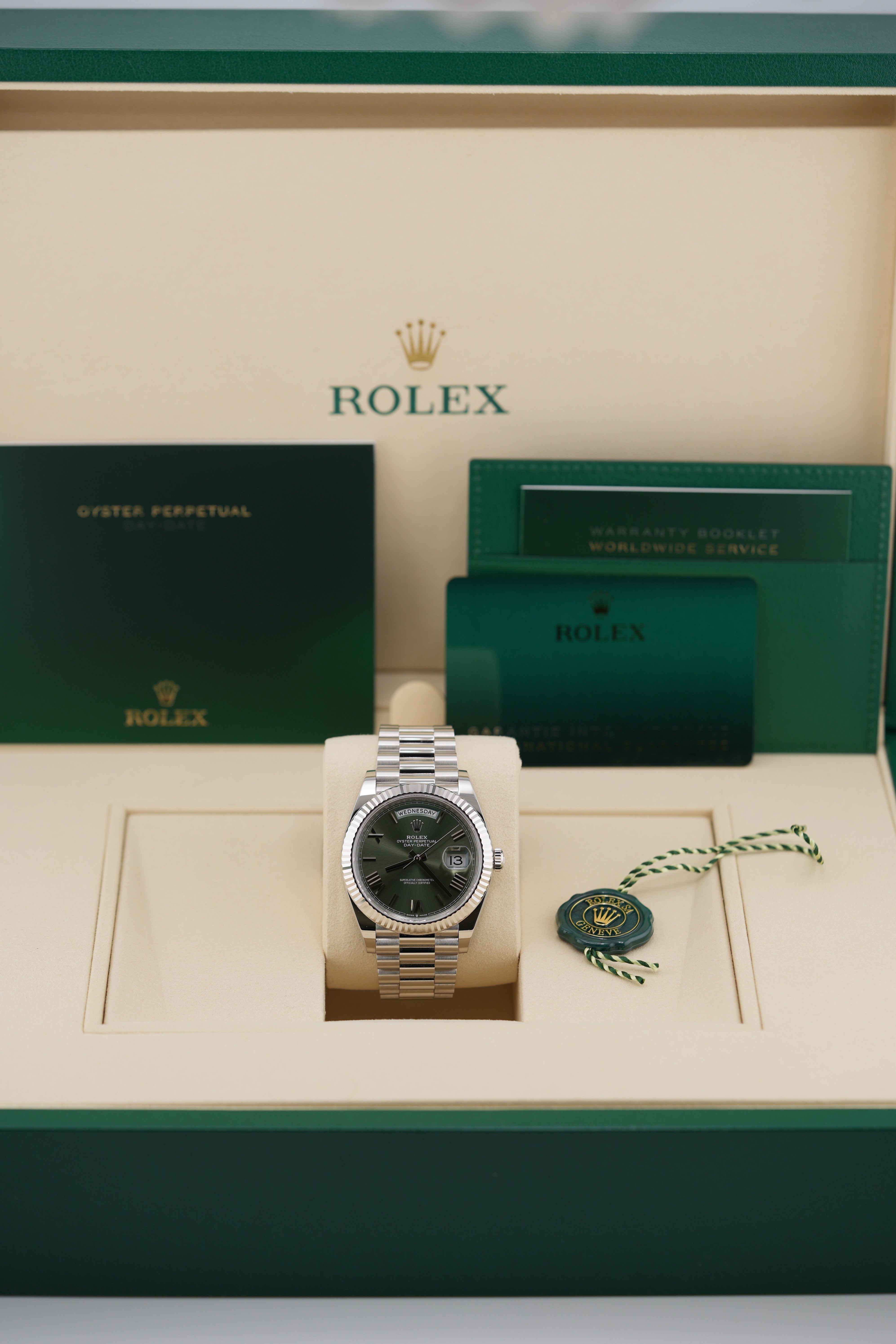 Rolex Day-date 40MM 228236 "Olive Green" (2026 Box & Papers)