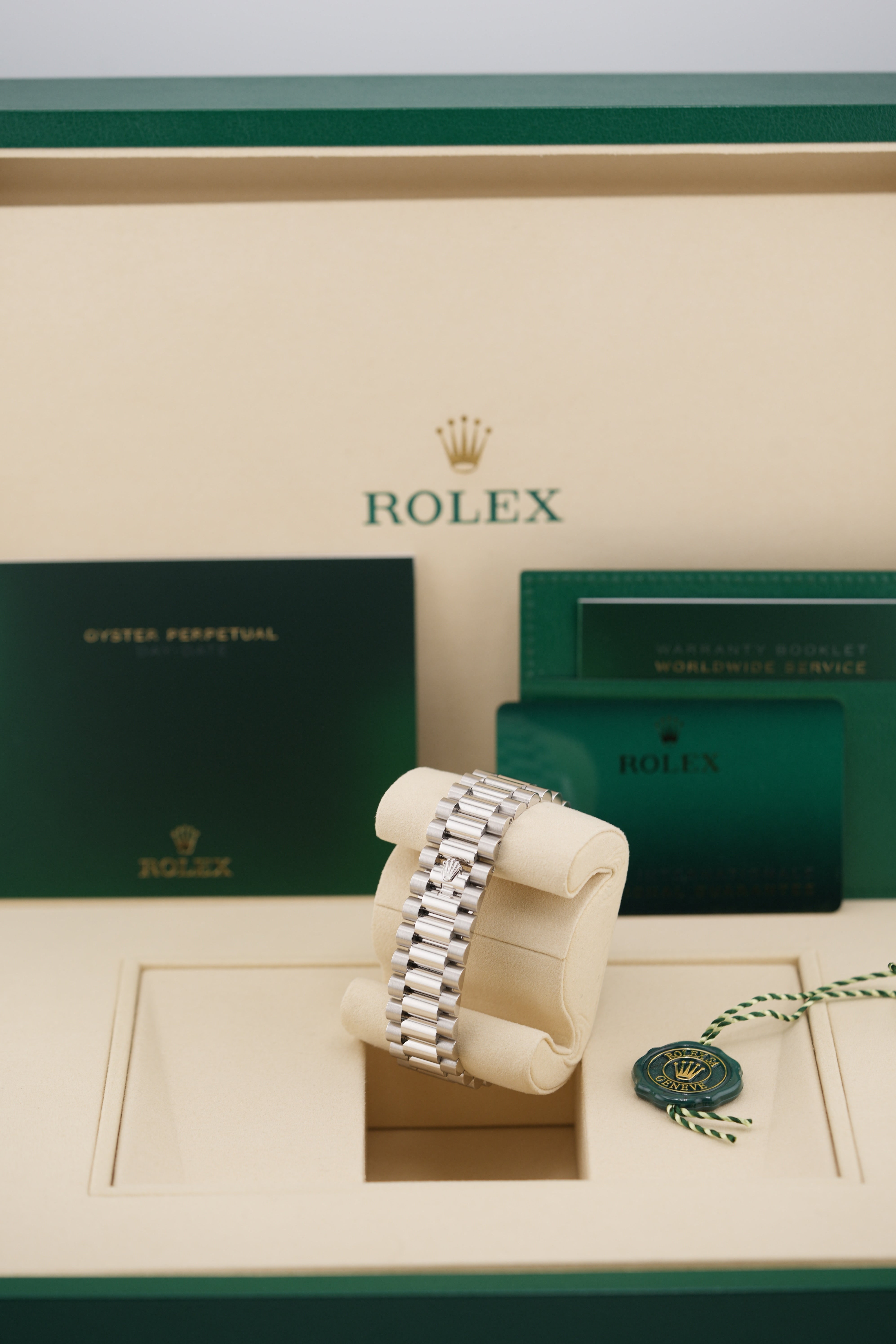 Rolex Day-date 40MM 228236 "Olive Green" (2026 Box & Papers)