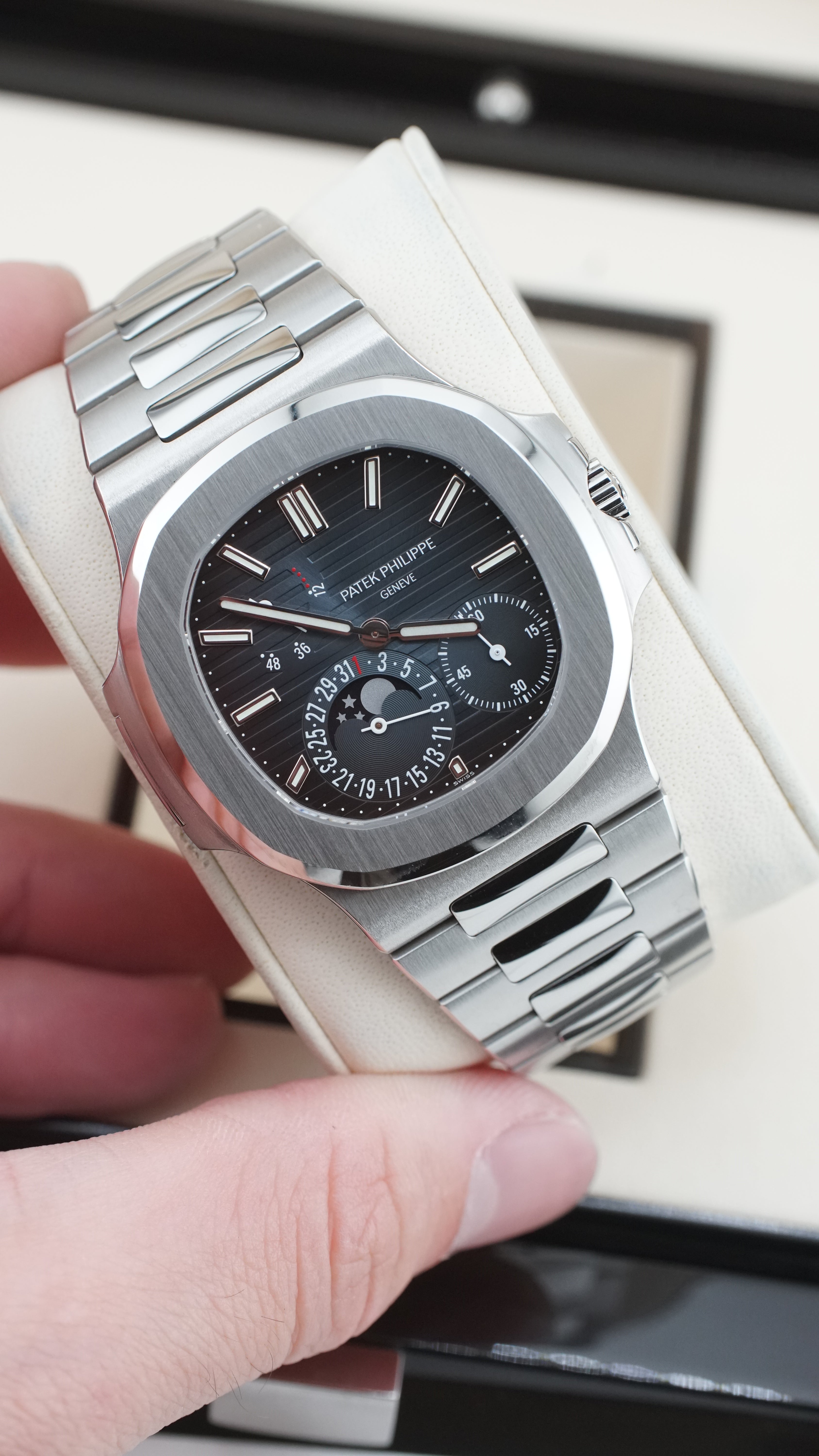 ピステ Patek Philippe Nautilus 5712 (Box & Papers) – HorologyXchange